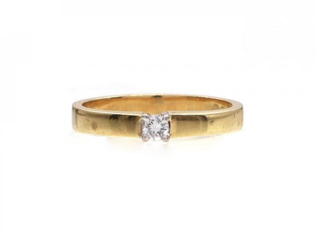 Diamond solitaire engagement ring in 18kt yellow gold