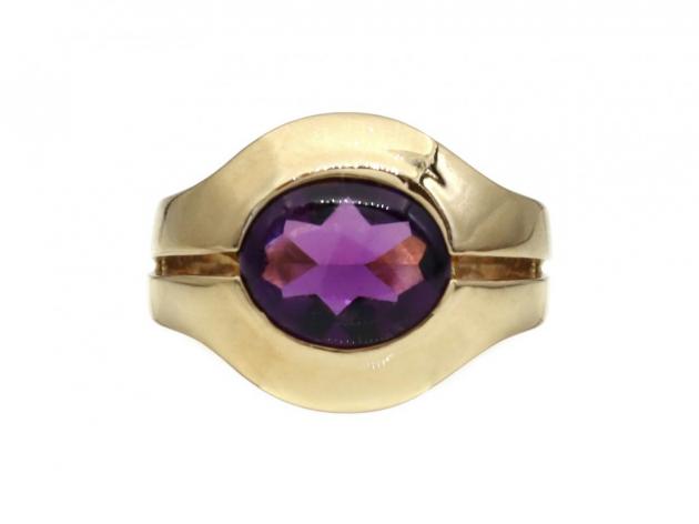 1980s buff top amethyst modernist ring in 18kt yellow gold