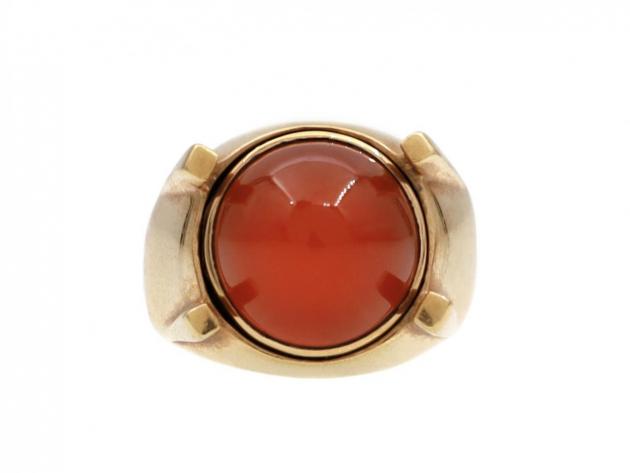 Spanish 18kt yellow gold and cabochon carnelian signet ring