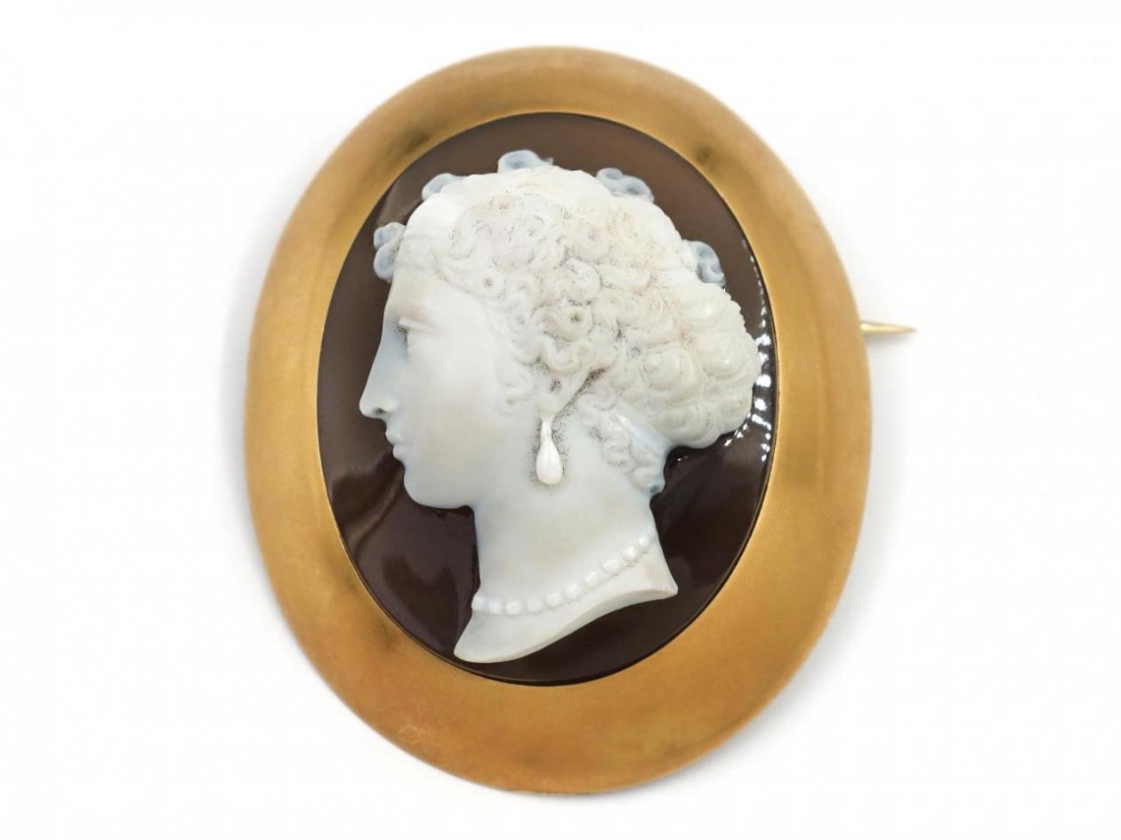 Antique Oval Hardstone Cameo of a Lady Brooch in Yellow Gold