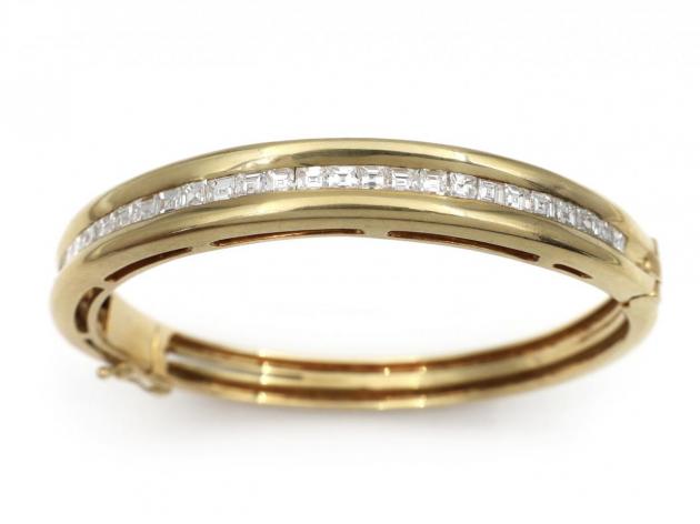 Vintage carre cut diamond hinged bangle in 18kt yellow gold