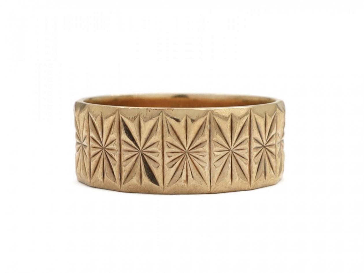 1970s faceted star 7.7mm flat edge cigar band ring