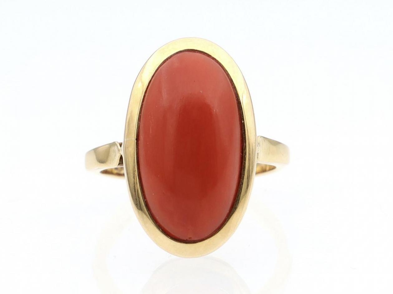 Retro 18kt yellow gold and oval coral dress ring