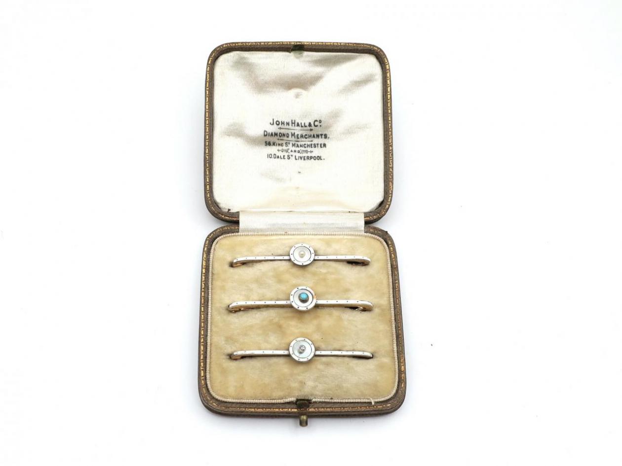 Antique set of three bar brooches in yellow gold and enamel
