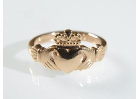 Contemporary 18kt rose gold Claddagh ring
