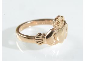 Contemporary 18kt rose gold Claddagh ring