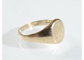 9kt yellow gold oval signet ring with faint initials