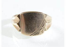 9kt yellow gold rounded square signet ring