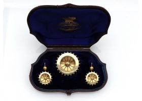 1890s yellow gold and black enamel demi-parure