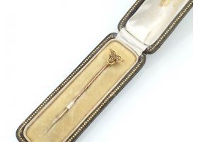 15kt yellow gold seed pearl trefoil stick pin
