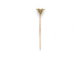 15kt yellow gold seed pearl trefoil stick pin