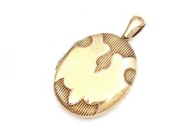 Victorian 15kt yellow gold oval locket with polished banner