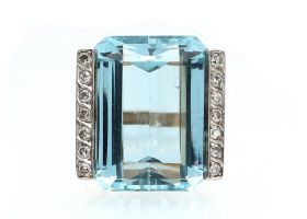 1920s aquamarine and diamond cocktail ring in yellow gold