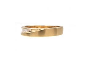 Baguette cut diamond crossover wedding ring in 18kt gold
