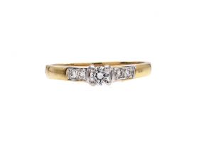 Diamond solitaire engagement ring in 18kt yellow gold