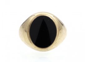 Vintage oval onyx signet ring in 9kt yellow gold