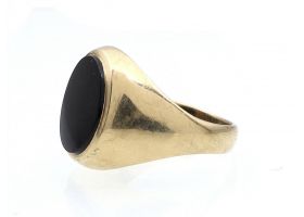 Vintage oval onyx signet ring in 9kt yellow gold