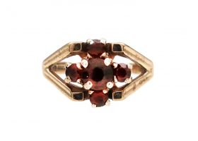 1970 garnet cluster ring in 9kt yellow gold