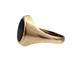 1974 oval onyx signet ring in 9kt yellow gold