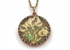 Art Nouveau plique-à-jour flower locket in 18kt yellow gold