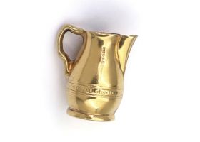 1970s water jug charm in 9kt yellow gold
