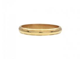 Vintage 2.5mm faceted edge wedding ring in 18kt yellow gold