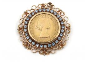 Vintage Queen Elizabeth II coin pendant/brooch in yellow gold