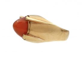 Spanish 18kt yellow gold and cabochon carnelian signet ring