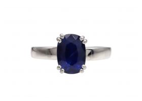 Modern oval sapphire solitaire ring in 18kt white gold
