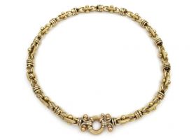 Retro fancy link tri-gold necklace with circular closure in 18kt gold