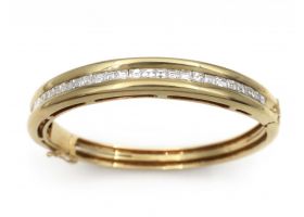 Vintage carre cut diamond hinged bangle in 18kt yellow gold