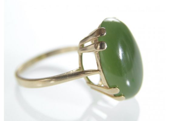 Vintage Nephrite cabochon dress ring in 9kt yellow gold
