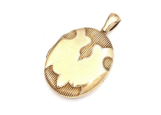 Victorian 15kt yellow gold oval locket with polished banner