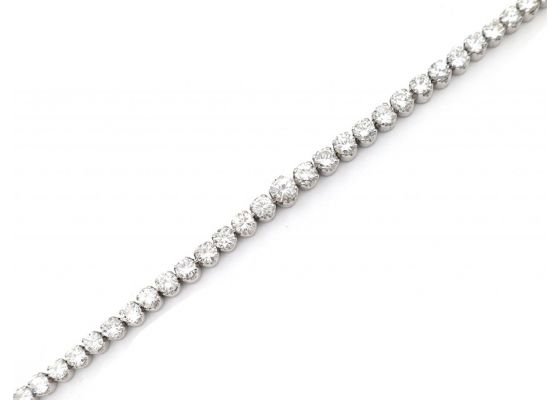 Graduating diamond line bracelet in 18kt white gold
