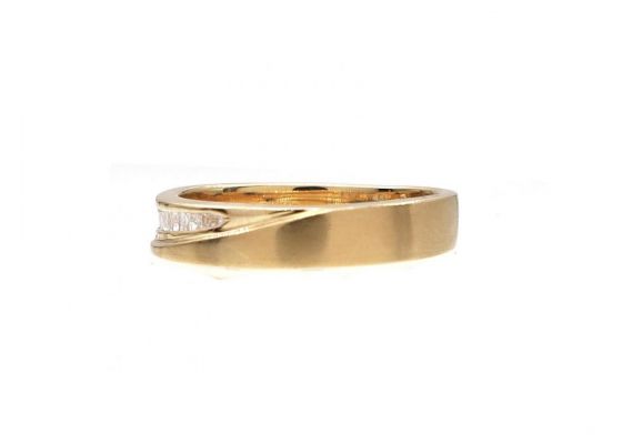 Baguette cut diamond crossover wedding ring in 18kt gold