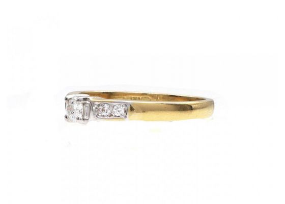 Diamond solitaire engagement ring in 18kt yellow gold
