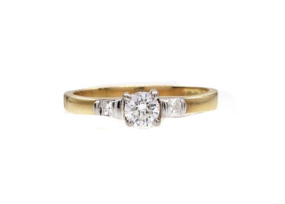 Flanked diamond solitaire engagement ring in 18kt yellow gold