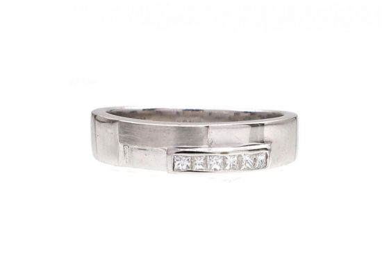 18kt white gold square wedding ring with princess cut diamonds