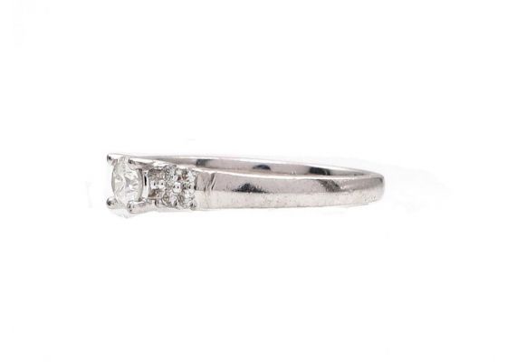 Solitaire diamond engagement ring in 18kt white gold