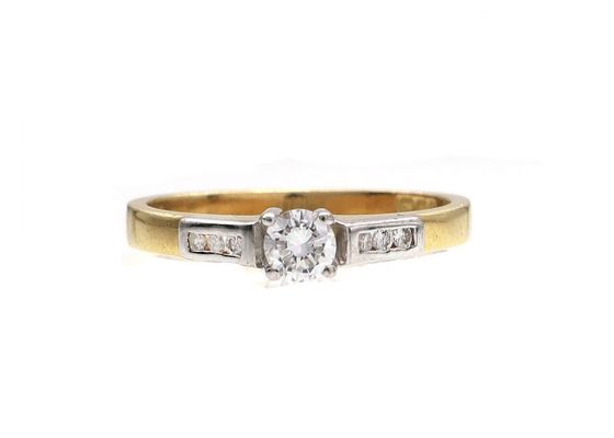 Contemporary diamond solitaire engagement ring in 18kt yellow gold