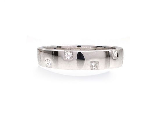 18kt white square wedding ring set with princess cut diamonds