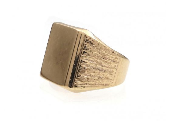 1973 heavy rectangular signet ring in 9kt yellow gold