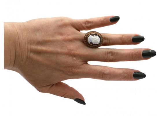 Vintage shell cameo of a classical lady ring in 9kt yellow gold