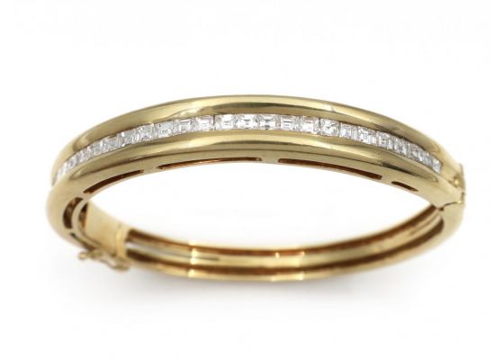 Vintage Carre Cut Diamond Hinged Bangle in 18kt Yellow Gold