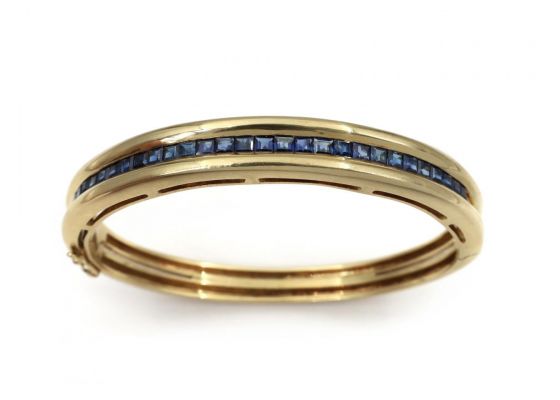 18kt yellow gold hinged bangle with vintage sapphire.