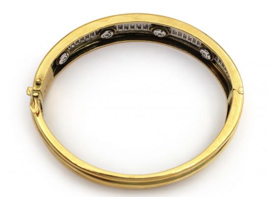 Vintage 18kt Yellow Gold & Baguette Cut Diamond Hinged Bangle