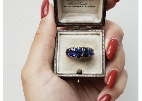 Victorian graduating five stone sapphire ring in 18kt yellow gold