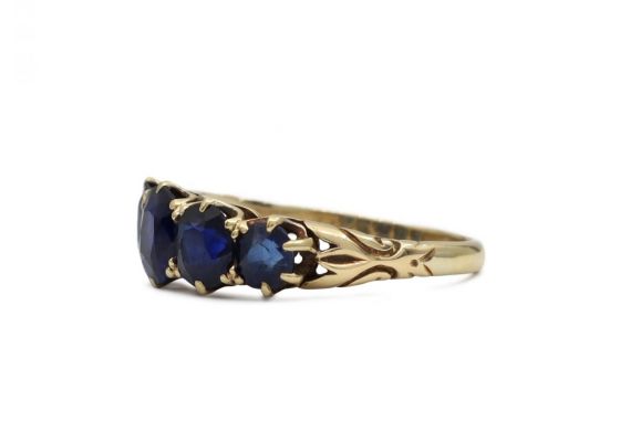 Victorian graduating sapphire five stone ring in 18kt yellow gold