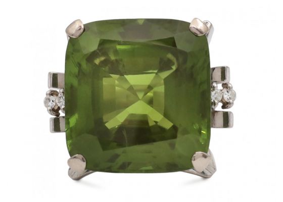 Retro peridot and diamond cocktail ring in 18kt white gold