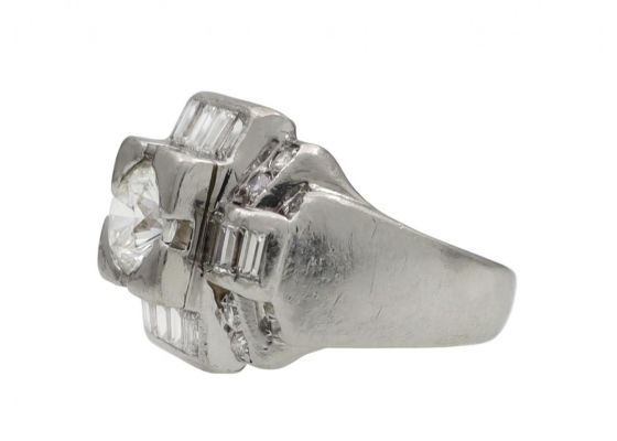 Retro geometric diamond cluster ring in platinum